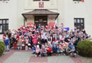 Przedszkolaki z Sędziszowa świętują Dzień Flagi