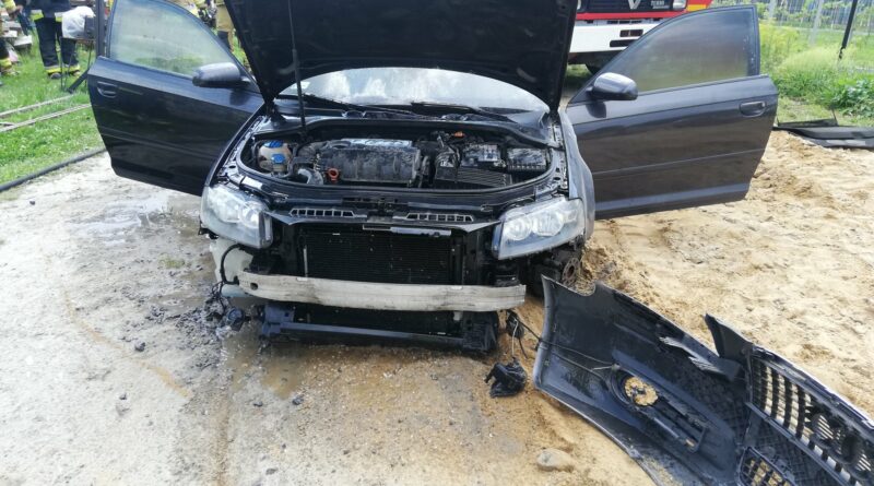 Zapalił się samochód przy warsztacie samochodowym