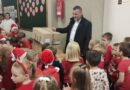 Z okazji Mikołajek Wójt podarował przedszkolakom upominki