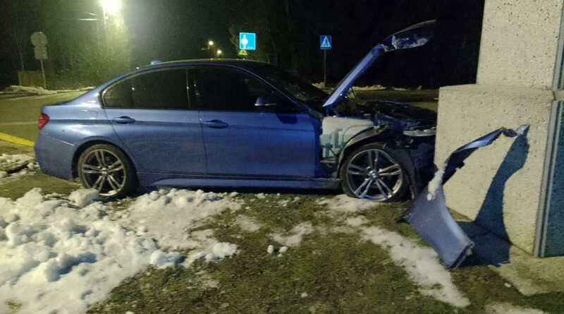 W wyniku kolizji samochód uderzył w Pomnik Grunwaldzki w Kozodrzy