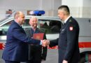 Powiat przekazał strażakom sprzęt służący do ratowania życia
