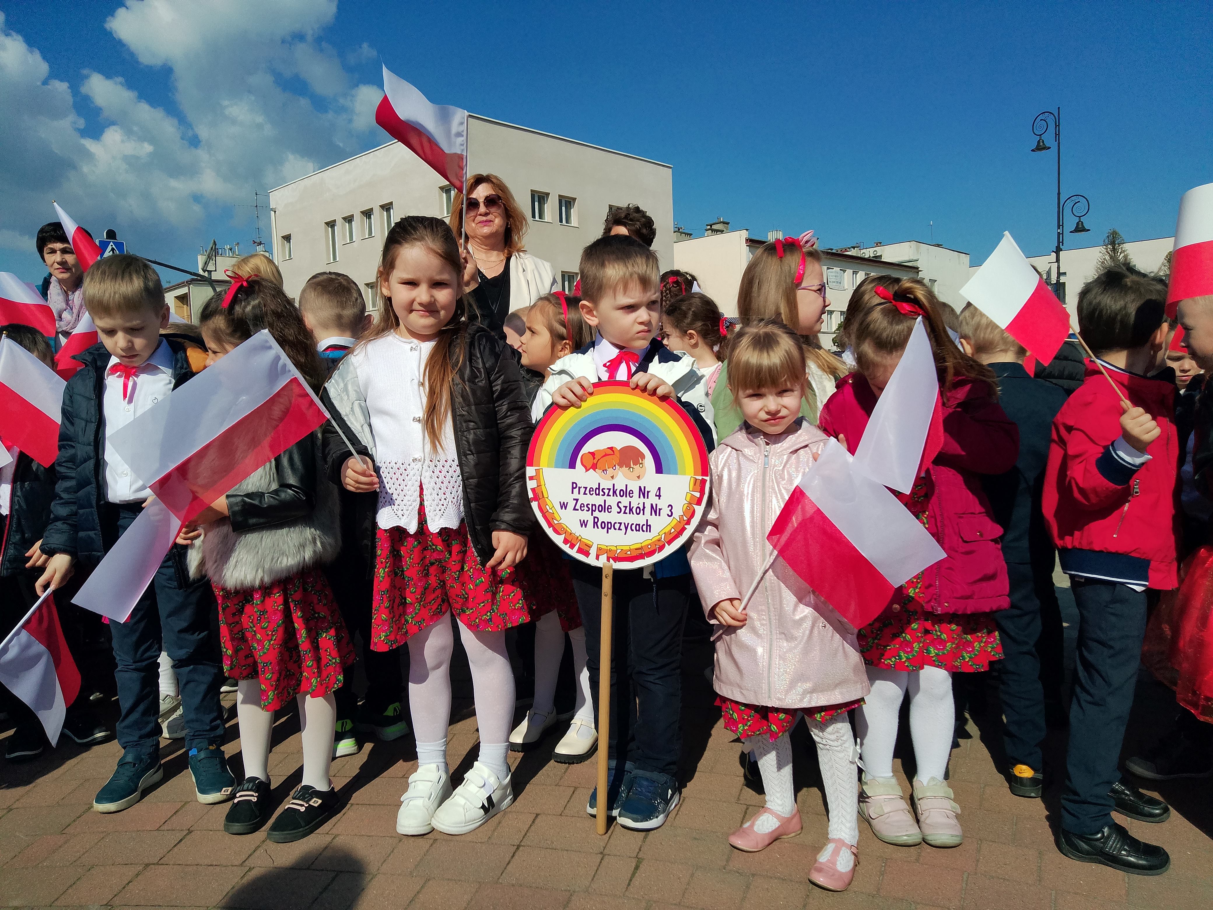 Dzisiaj Dzień Flagi a przedszkolaki już w piątek świętowały na ropczyckim rynku