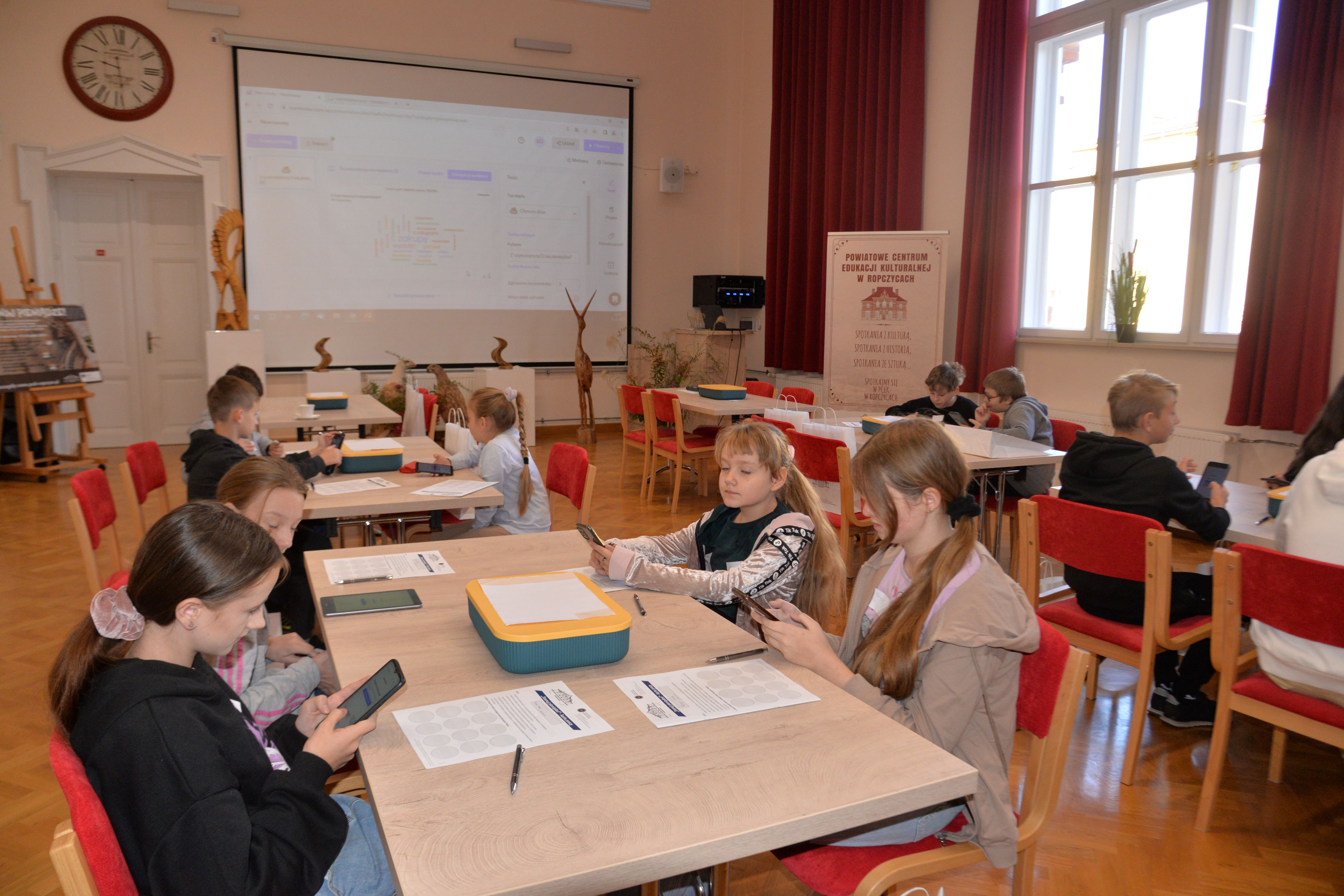 Ciekawe warsztaty ,,Szanuj pieniądze” w Powiatowym Centrum Edukacji w Ropczycach