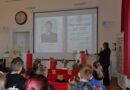 Młodzież z ropczyckich szkół na wykładzie o biografii żołnierza, działacza, polityka z naszej małej ojczyzny