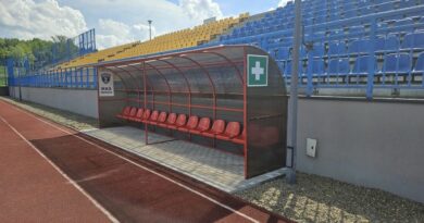 Nowe ławki dla zawodników na stadione