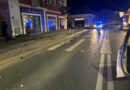 Zdarzenie na Ropczyckim Rynku: Samochód zniszczył słupki i latarnie na chodniku
