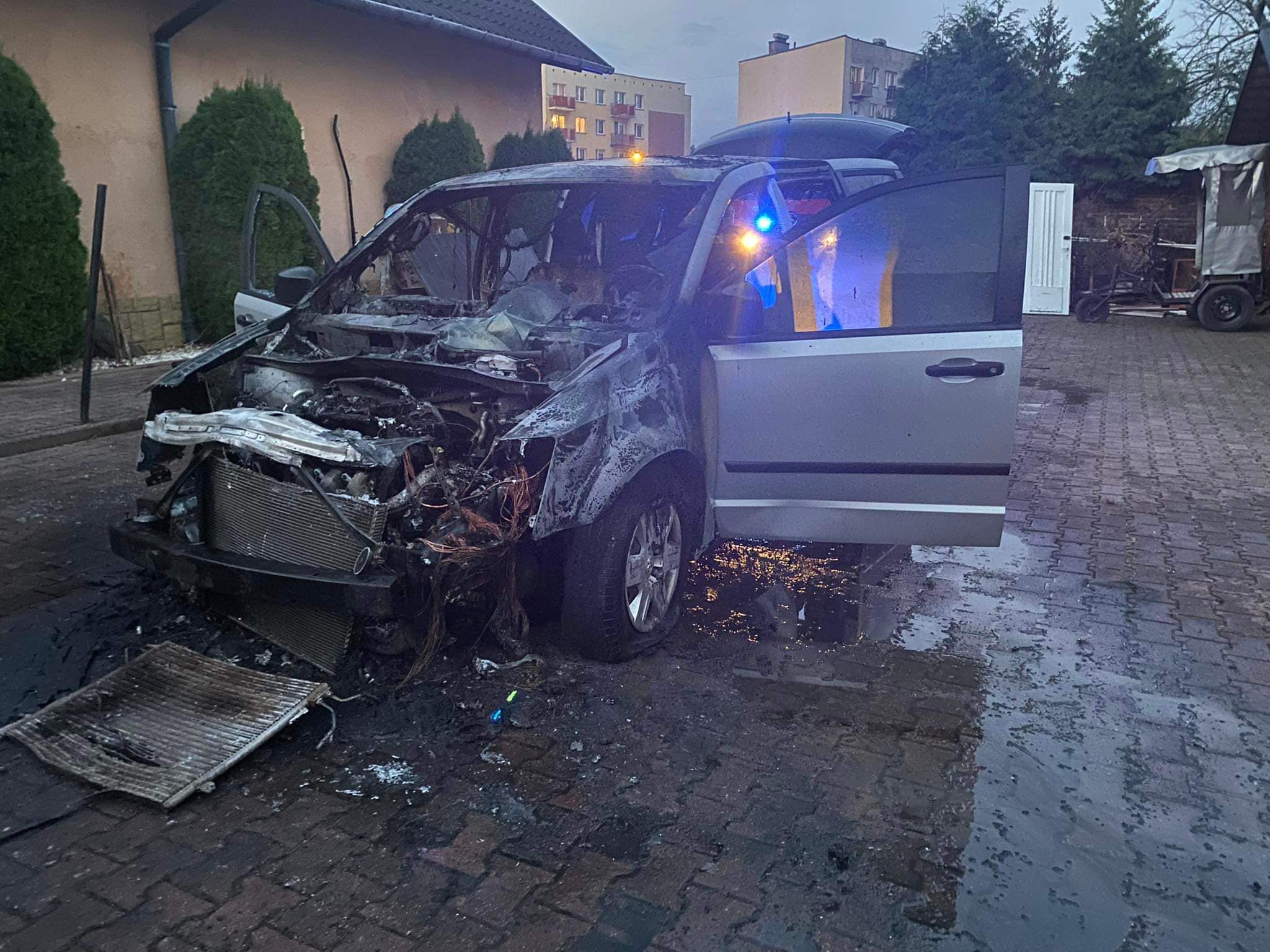 Pożar samochodu na parkingu w Sędziszowie Małopolskim