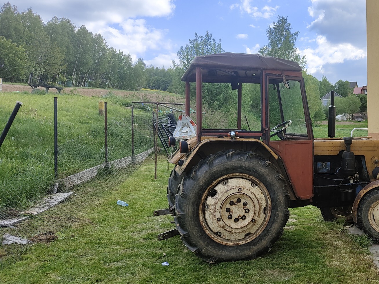 Traktor uderzył w dom, ranny właściciel pojazdu