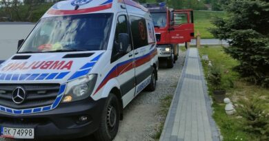 Traktor uderzył w dom, ranny właściciel pojazdu
