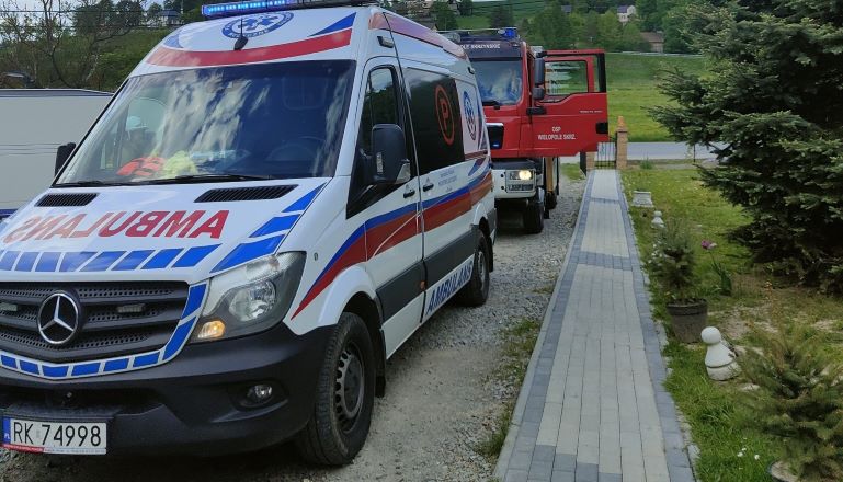Traktor uderzył w dom, ranny właściciel pojazdu