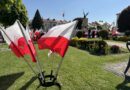 Patriotyzm oczami najmłodszych. Przedszkolaki z Sędziszowa Małopolskiego uczciły Dzień Flagi na rynku miasta [ZDJĘCIA]