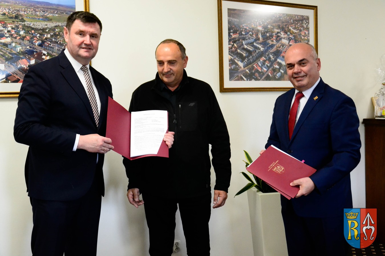 Nowa inwestycja drogowa w Nawsiu – powiat podpisuje umowę na budowę chodnika i modernizację drogi