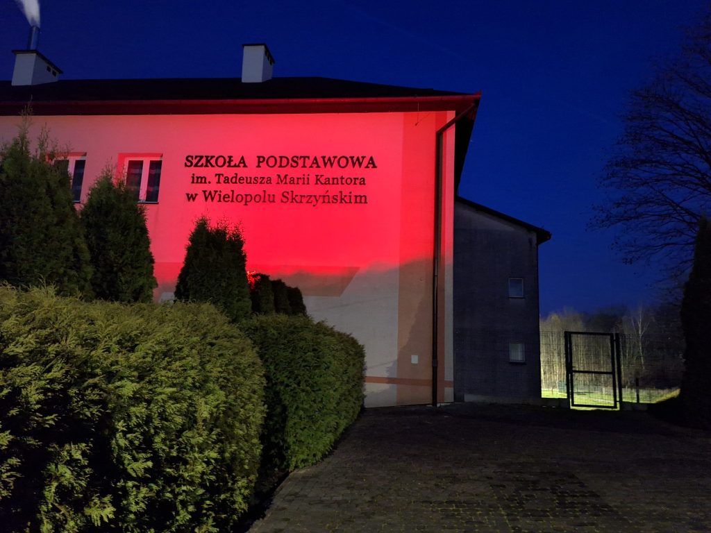 Instytucje podświetlone na czerwono w geście solidarności