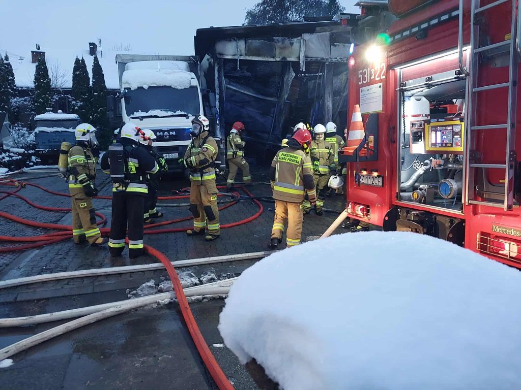 Pożar warsztatu samochodowego – jedna osoba trafiła do szpitala