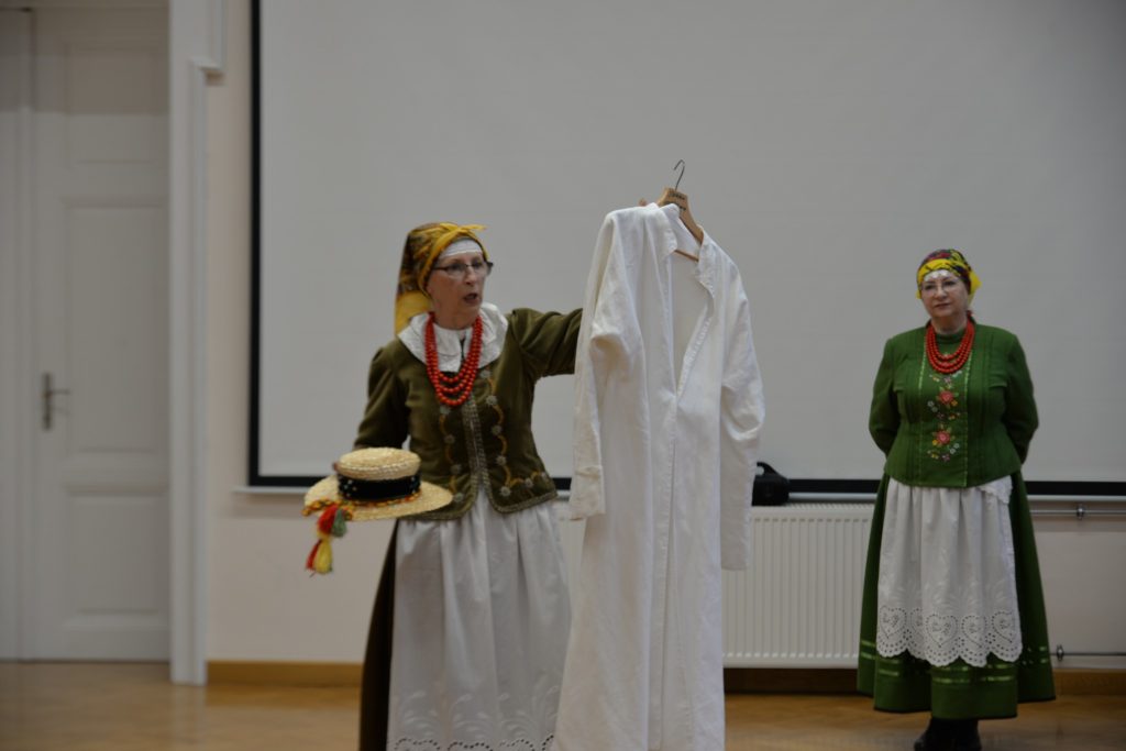 Rzeszowskie nuty i taneczne kroki – folklor na zajęciach w Ropczycach