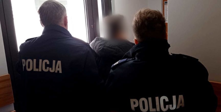 Poszukiwany 30-latek schował się w skrytce pod podłogą