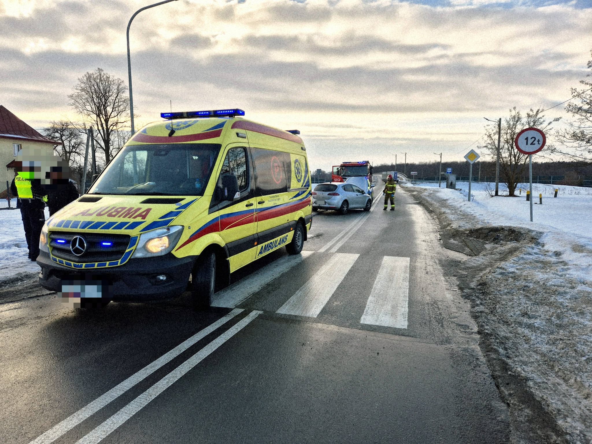 Wypadek na skrzyżowaniu – dwie osoby w szpitalu