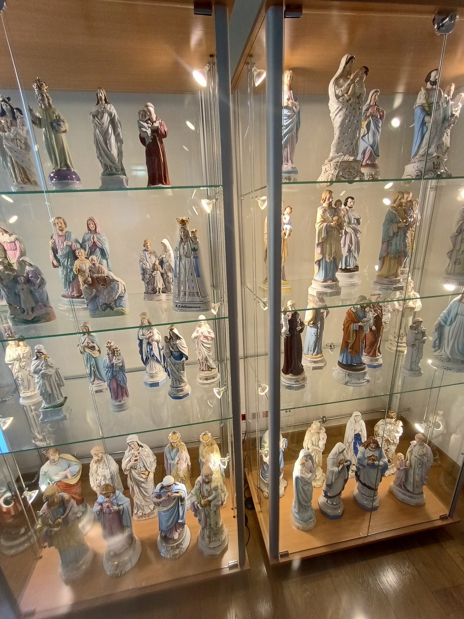 „Wiara ukryta w porcelanie” – wyjątkowa wystawa w Ropczycach