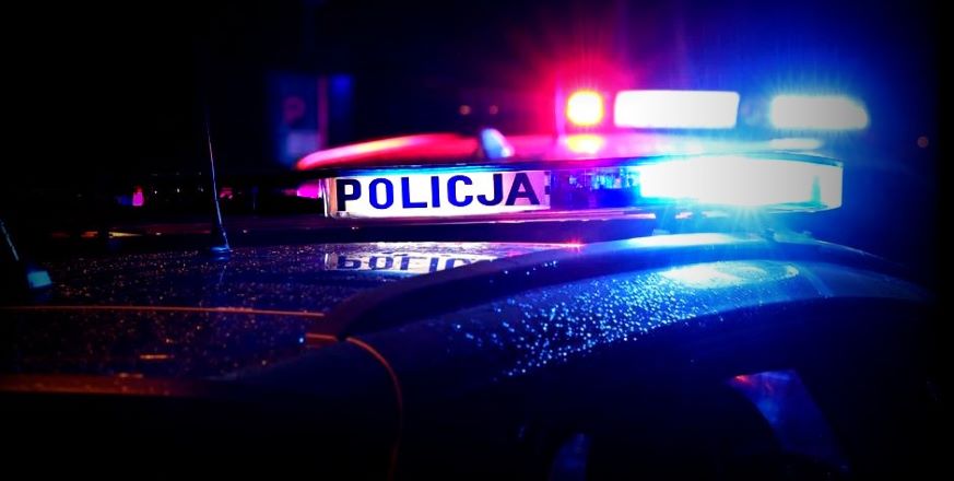 Zimno, alkohol i zagubienie – jeden telefon może uratować życie. Policja interweniowała w kilku miejscach powiatu