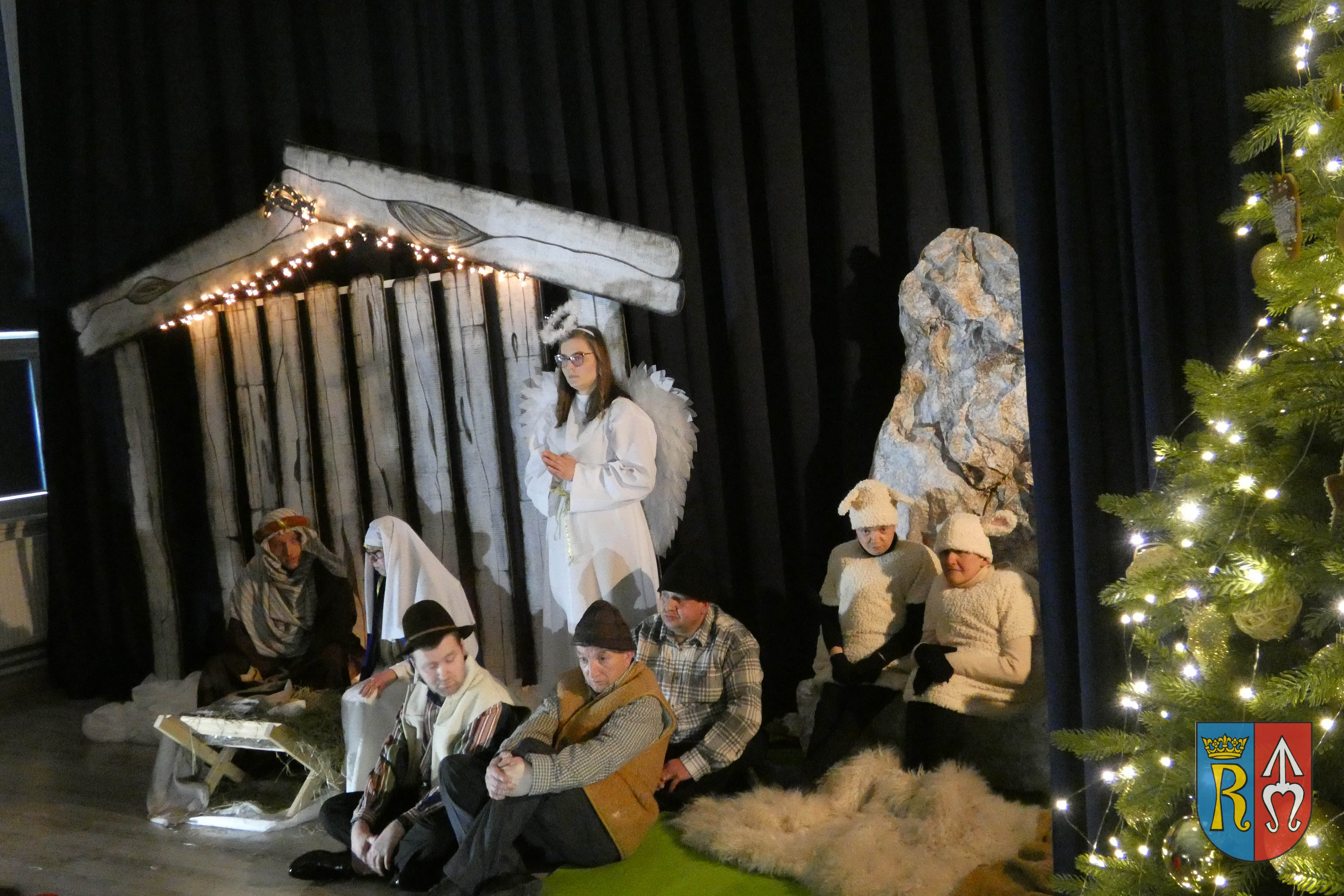 Jasełka oraz poświęcenie busa w Warsztatach Terapii Zajęciowej Caritas w Ropczycach