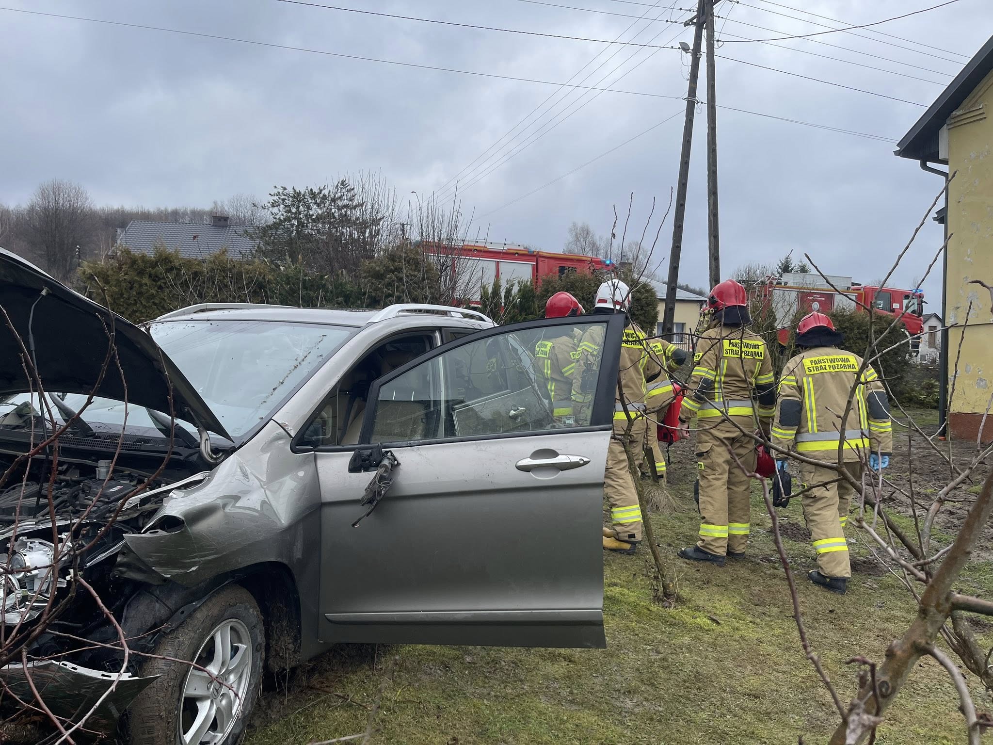 Wpadł samochodem na prywatną posesję – czy kierowca zasłabł?