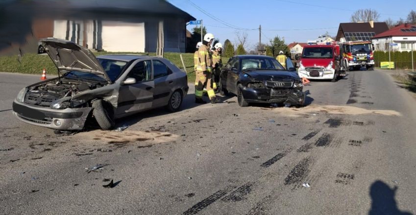 Wypadek w Gnojnicy – dwie osoby trafiły do szpitala