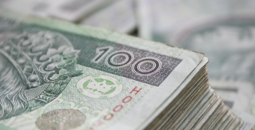 Kobieta znalazła pieniądze na terenie Ropczyc – są do odbioru na komendzie