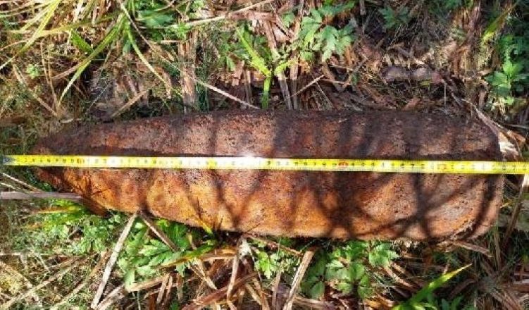 Policjanci zabezpieczali miejsce odnalezienia niewybuchu w Ociece