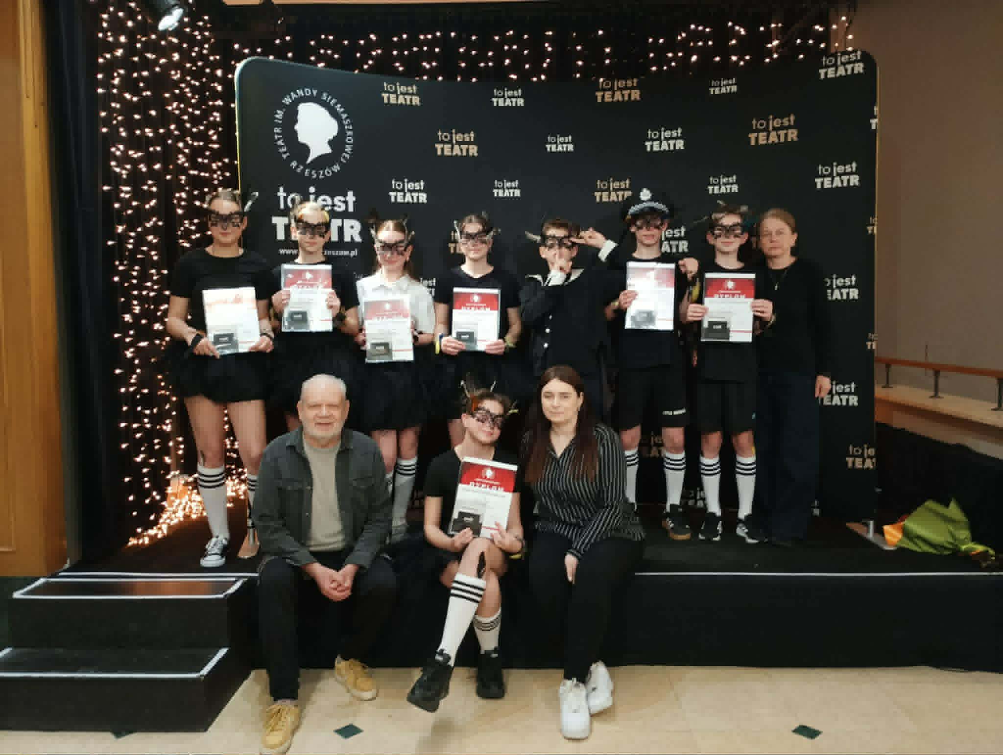 Młodzi aktorzy z Lubziny nagrodzeni na scenie teatru w Rzeszowie