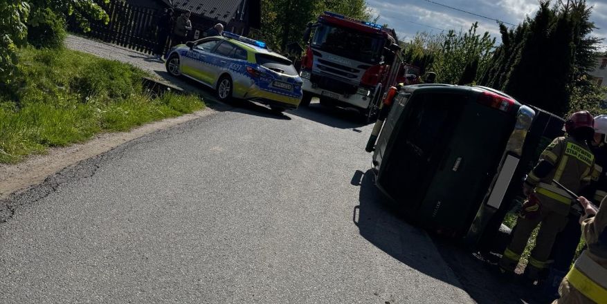 Samochód wylądował na boku